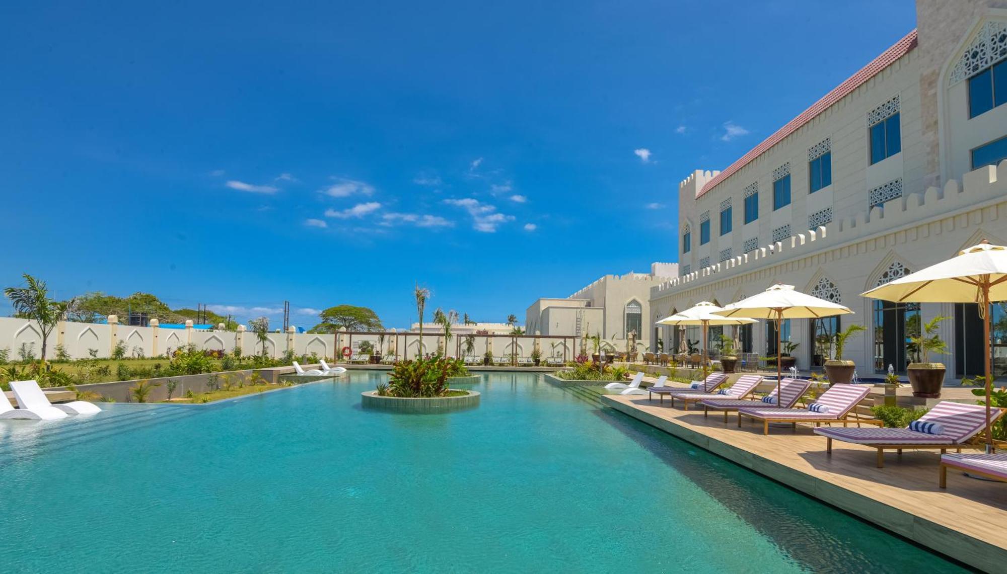 Hotel Golden Tulip Airport Hotel&spa 4*