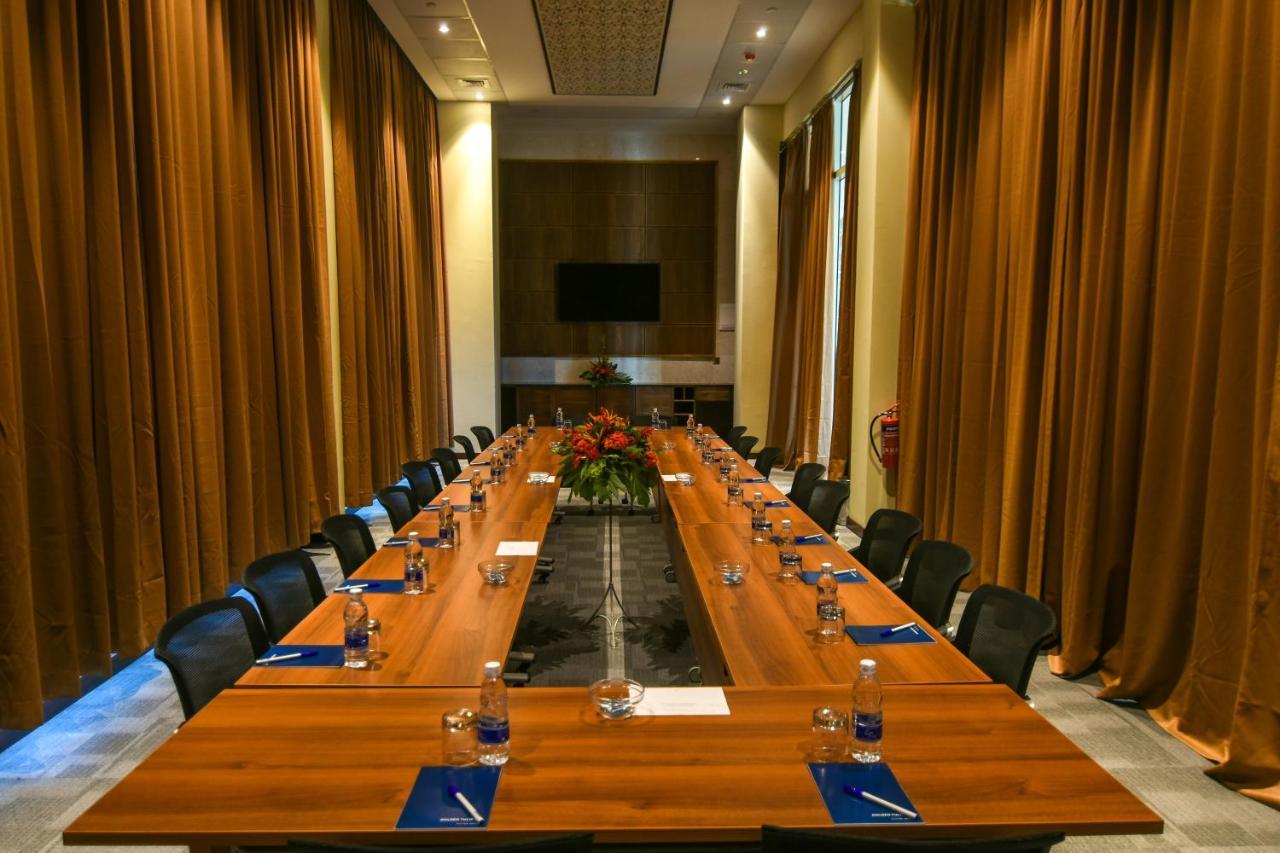 Golden Tulip Airport & 4* Занзибар