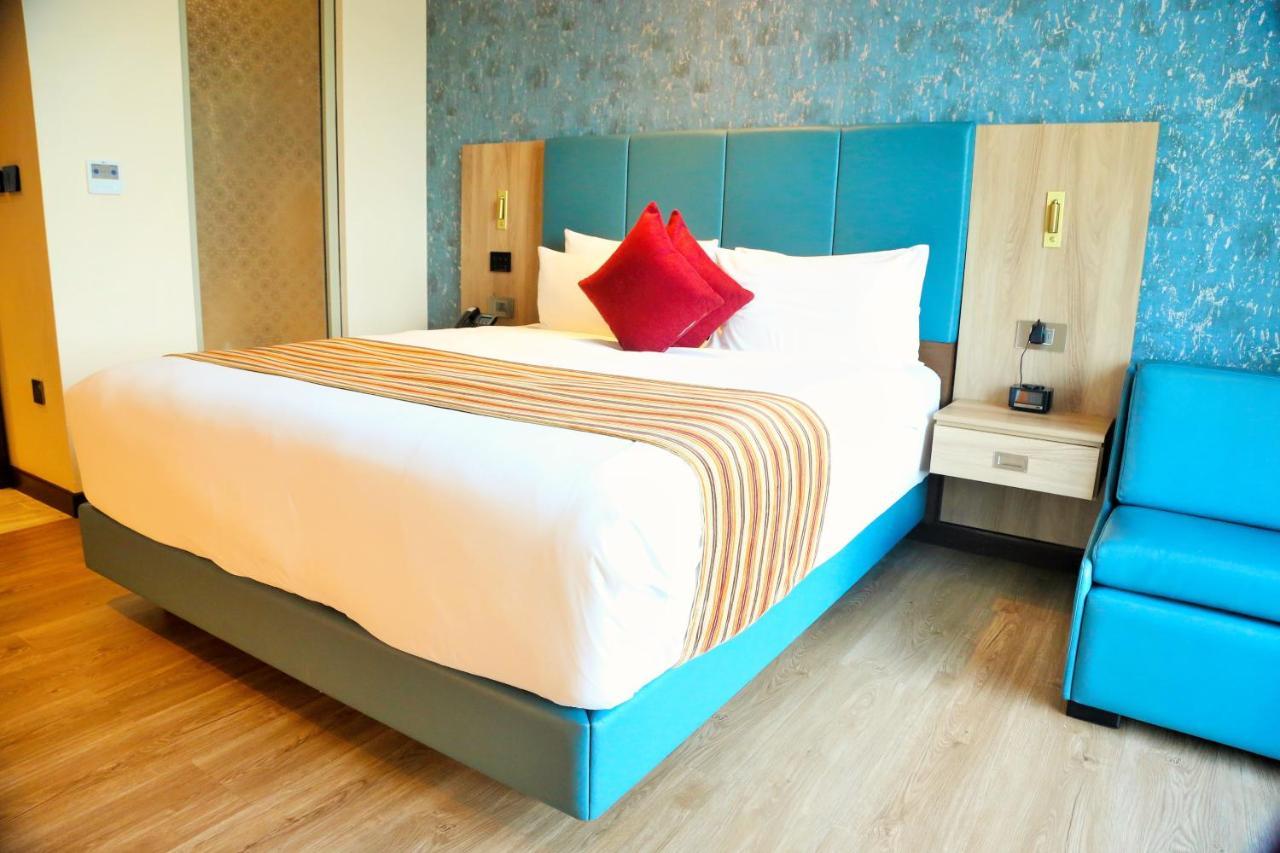 Отель Golden Tulip Airport & 4*
