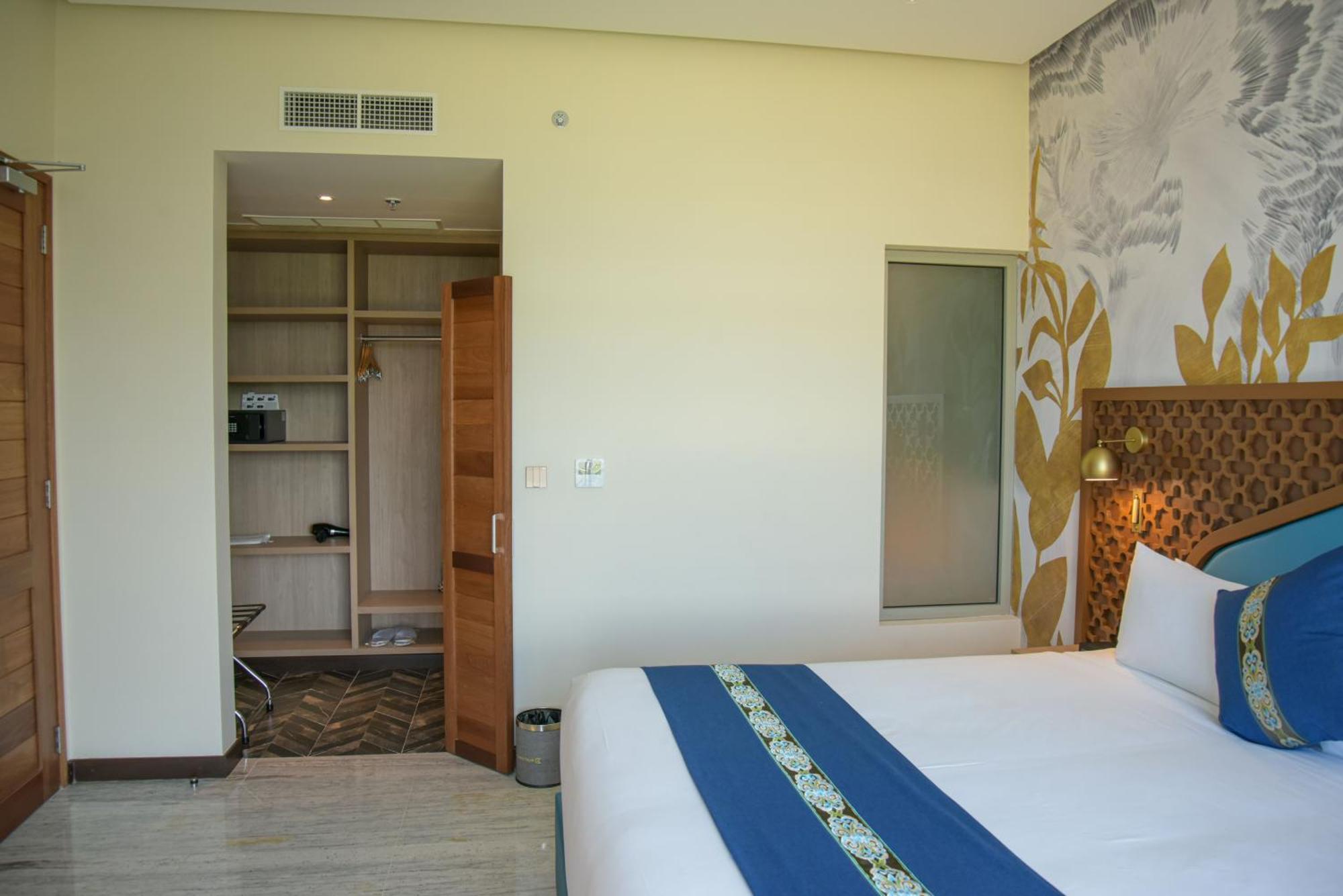 Отель Golden Tulip Airport &