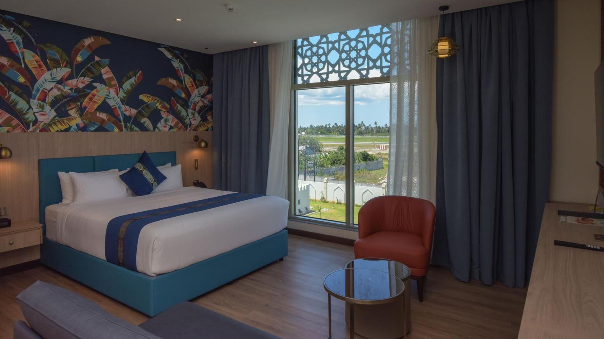 Отель Golden Tulip Airport & Занзибар
